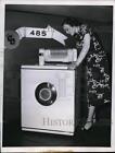 1948 Press Photo Chicago Ill.Muriel Quer & auto washer at Home Furnishing show