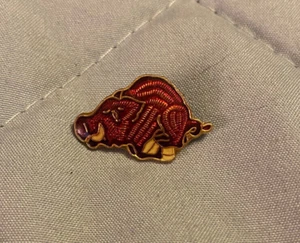 AR Arkansas Razorbacks Metal Lapel Hat Jacket Pin Vintage - Picture 1 of 4