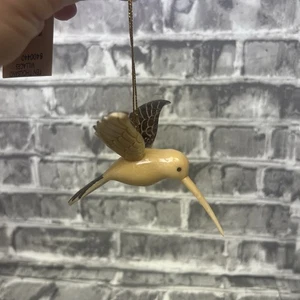 Ornamento albero colibrì intagliato noce Tagua alto 3" diecimila villaggi - Foto 1 di 6