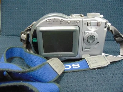 SONY CD MAVICA MVC-CD300 3.3 MEGAPIXEL 6X ZOOM CAMERA PREOWNED *AS IS* - Image 1 of 4