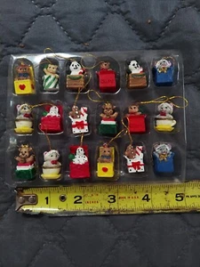 Set 18 ORNAMENTI NATALIZI IN MINIATURA 1" Orso Alto Dalmazione Panda Tazza da Tè Topi - Foto 1 di 3