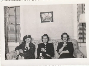 Fund Vintage Foto Frauen Couch Rauchen Trinken Longdrink Tinte gestempelt 1942 677 - Bild 1 von 1