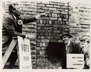 Pressefoto 8x10 VINTAGE - No Love for Johnnie - Peter Finch Donald Pleasence - Bild 1 von 1