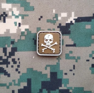 2 STÜCK MINI TEUFEL TOD SCHÄDEL FLAGGE PVC ABZEICHEN HAKEN PATCH LEUCHTET IM DUNKELN *02 - Bild 1 von 2