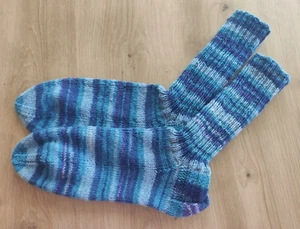Socken, handgemacht, im Blauton, gestreift, Größe 42/43, von Johanna - Bild 1 von 4
