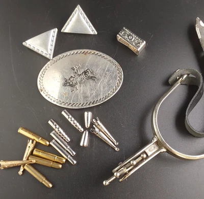 Accesorios Western - Puntas Bolo, Puntas de Cuello, Lazo de Cinturón, Espuela Única, Hebilla Foto 1 de 4