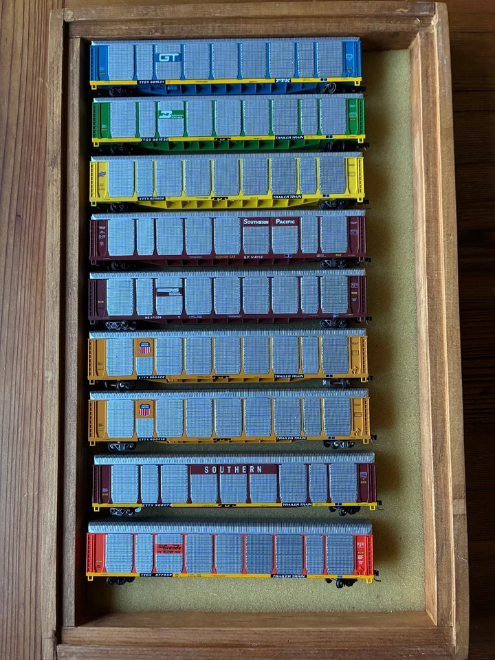 CON-COR N SCALE 0001-603xxx AUTORACK,ENCLOSED,TRI-LEVEL - Image 1 of 1