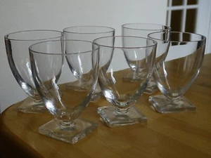 ST LOUIS 6 ANCIENS VERRES A VIN CRISTAL MOD ODILE UNI PIED CARRE 8,5 cm défauts - Picture 1 of 17