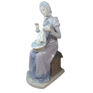 Lladro Spanien # 5126 A Trousseau Mittelalter Dame Stickerei - Bild 1 von 6
