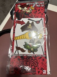 Nuovo set oggetti di scena fotografici Walt Disney Parks Pirati dei Caraibi Topolino - Foto 1 di 2