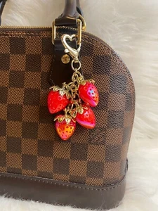 Rote Erdbeertasche Charm Schlüsselanhänger Gelee Cluster Obst Herz Verschluss Neu Handarbeit - Bild 1 von 2