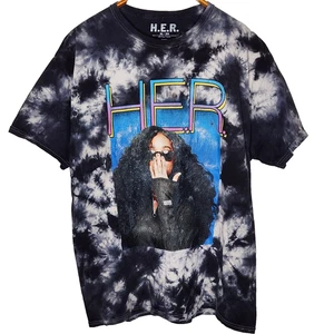 Camiseta gráfica HER Music Artist Tie Dye XL negra blanca algodón con licencia - Imagen 1 de 7