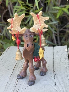 Vintage Harz 5" hoch Elch Figur mit Weihnachtssternen & Glocken hängend vom Geweih - Bild 1 von 6