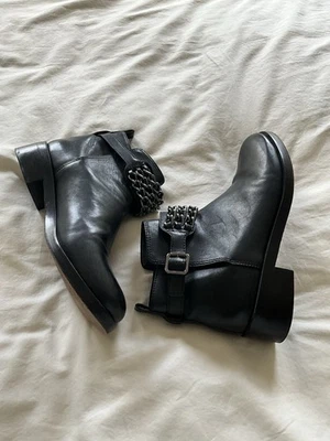Botín Tory Burch BLOOMFIELD Gunmetal Cadena Adornado Cuero Negro 10.5 Foto 1 de 4