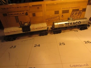 HO trains; Two decent track ready single dome tank cars - Picture 1 of 4