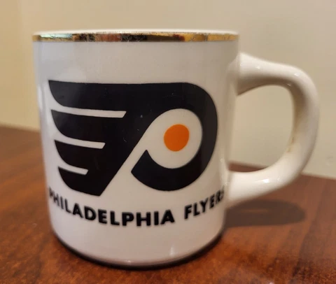 Vintage  PHILADELPHIA FLYERS  Gold Trimmed Display Mug  MADE USA   Hockey NHL Cover