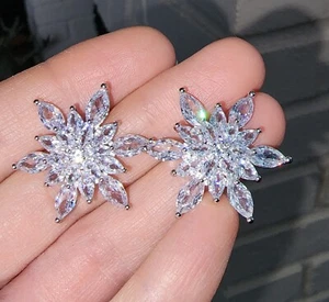 Pendientes de tachuelas de copo de nieve simulados de cristal enchapados en oro blanco de 18 K - Imagen 1 de 6