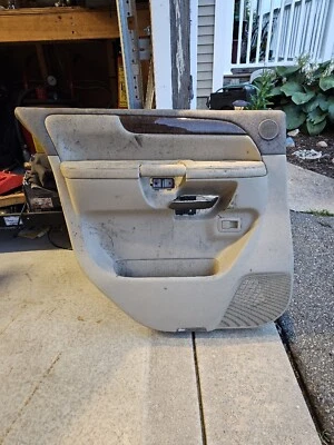 Painel de acabamento da porta traseira do lado direito do passageiro Nissan Armada 2010-2014 82975 ZQ00 FABRICANTE DE EQUIPAMENTO ORIGINAL - Imagem 1 de 4