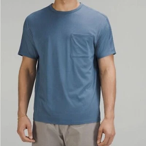 Lululemon T-Shirt Uomo "Fondamentale" Relaxed Fit Blu Manica Corta Tasca M/L - Foto 1 di 8