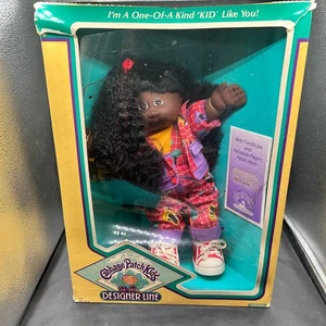 Vintage Cabbage Patch Kids Designer Line Puppe Violet Ailsa Neu im Karton schwarze Haare 3520 - Bild 1 von 7