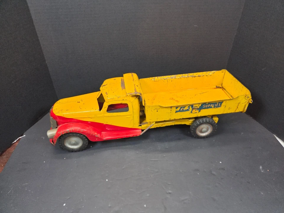 Antigo Buddy L Farm Supply Caminhão basculante longo amarelo vermelho Todo original - Imagem 1 de 4