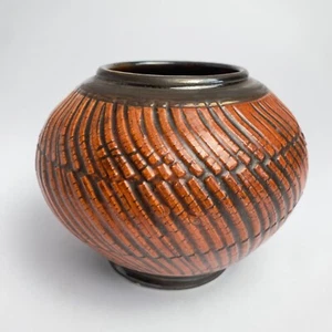 Signierte Studiokeramik Kugel Vase eingeschnitten orange geometrisches Motiv 5" T x 4,75" H - Bild 1 von 10