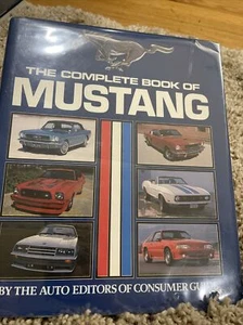 THE COMPLETE BOOK OF MUSTANG by The Auto Editors of Consumer Guide (1985, HC/DJ) - Foto 1 di 24