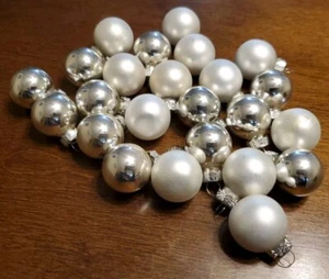Lote de 24 Mini Adornos de Vidrio Plata Brillante y Blanco Mate Redondo Pluma Árbol 7/8" - Imagen 1 de 5
