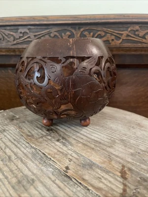 Cuenco con patas de tortuga tallada en coco Foto 1 de 4