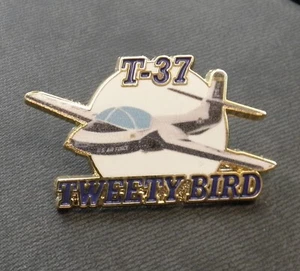 CESSNA T-37 TWEET PIOLÍN PÁJARO FUERZA AÉREA SOLAPA PIN INSIGNIA 1,5 PULGADAS - Imagen 1 de 2