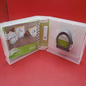 Cricut Patrone - BITS UND STÜCKE - schonend gebraucht - Box & Handbuch Buch KOSTENLOSER VERSAND - Bild 1 von 8