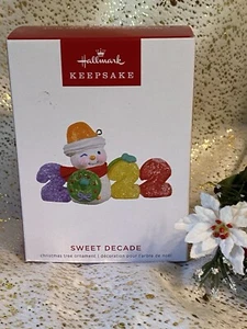 2022 Hallmark SWEET DECADE #3 in Series Ornament GUMBDROP SNOWMAN Annual - Picture 1 of 3