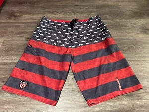 PELAGIC Board Shorts uomo 38 x 12 pelle di squalo bandiera americana USA costume da bagno - Foto 1 di 7