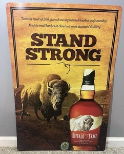 Buffalo Trace Bourbon RIESIG Metall 3 Fuß x 2 Fuß Metall Tacker Bar Schild Männerhöhle - Bild 1 von 4