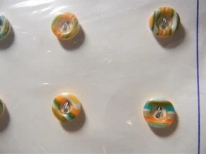 9 VINTAGE SUPREME PLASTIC ORANGE GREEN & WHITE ROUND BUTTONS ON ORIGINAL CARD - Picture 1 of 2