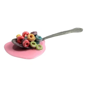 Bucles de fruta derramada con cuchara de leche de fresa para exhibición de alimentos sintéticos - Imagen 1 de 1