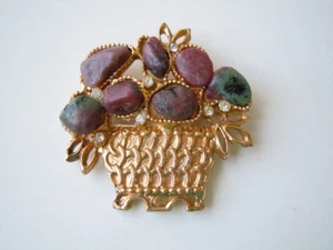Brosche Roh Rubin/Zoisit & Strass Blumenkorb Modeschmuck 24,3 g - Bild 1 von 2