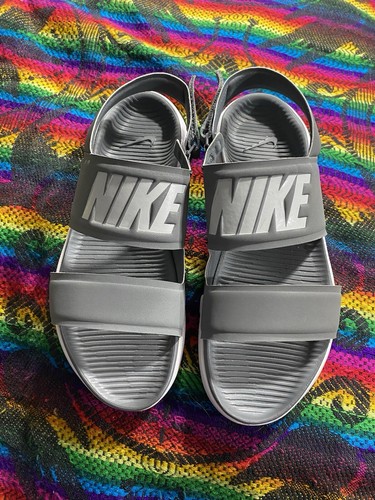 Sandali Nike TAGLIA UNICA 8 (a destra) e taglia unica 9 (a sinistra). (2 diverse misure)