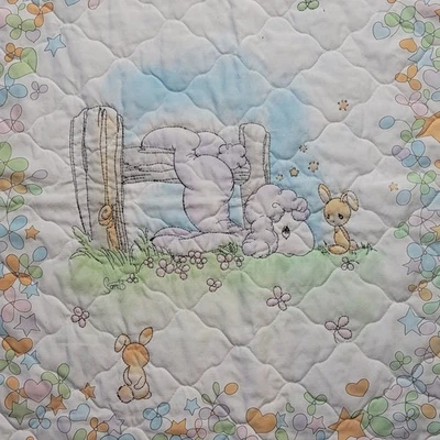 COBERTOR VINTAGE PRECIOSO MOMENTOS CORDEIRO E BEBÊ COELHO ACOLCHOADO FEITO À MÃO - Imagem 1 de 4