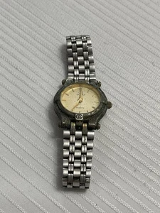 GUCCI Reloj de Cuarzo Esfera Plateada Dorada Dos Tonos De Colección Necesita Batería Antiguo No Prueba - Imagen 1 de 7