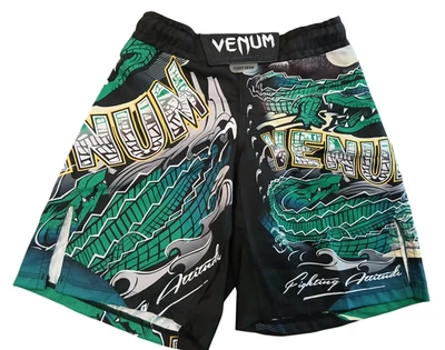 Pantalones Cortos de Lucha Venum Crocodile - Negro/Verde Hecho de Tela Satinada Foto 1 de 4