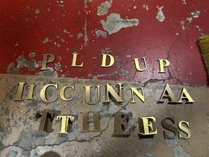 Lote de 3 letras de latón unas 2 en plástico aspecto latón 18 latón 3 en 21 2 en pl - Imagen 1 de 1