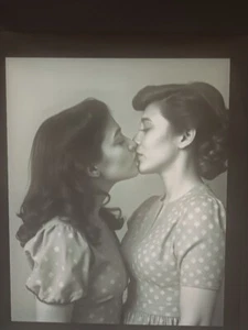 2##Photo negative film - Kissing women - Lesbian couple - Love - Kiss - Picture 1 of 4