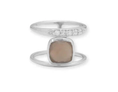 Anillo de piedra lunar gris rodiada y circonita cúbica Foto 1 de 4