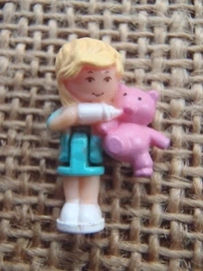 Medallón colgante vintage Polly Pocket Bluebird 1994 bebé oso parachoques figura muñeca - Imagen 1 de 3