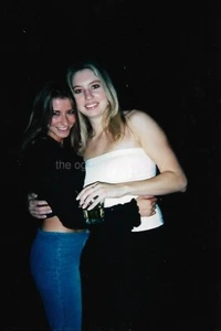 GIRLS NIGHT OUT hübsche Frauen FUNDFOTOGRAFIE Farbe ORIGINAL Schnappschuss 52 40 ZZ - Bild 1 von 1