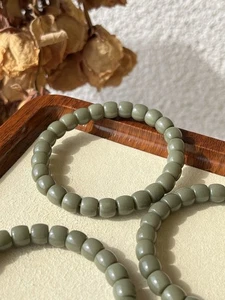 Brazalete con cuentas de jade hetiano verde Elaeagnus de corte recto (8 mm x 6 mm) | 和田沙枣青直切手串 - Imagen 1 de 14
