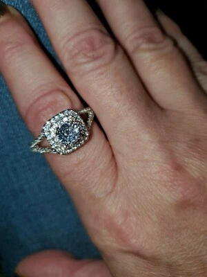 BOGO Talla 10. Nuevo con etiquetas.  Diamonique solitario con entorno de racimo Foto 1 de 3