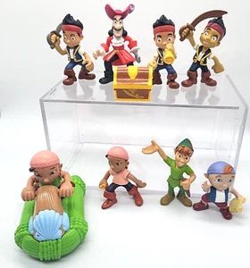 9 Stück Disney Jake Neverland Pirates Spielset Figuren Mattel und Rückzug Rennfahrer - Bild 1 von 5