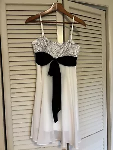 BCBG Max Azria Babydoll Cocktailkleid Spaghettiträger weiß schwarz gefüttert Gr. 4 - Bild 1 von 8